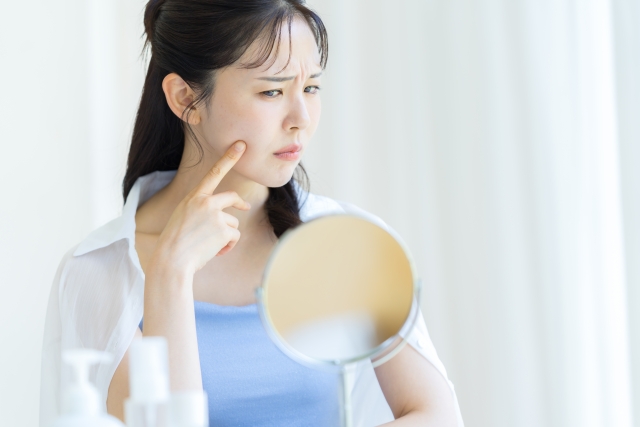 肌トラブルに悩む女性