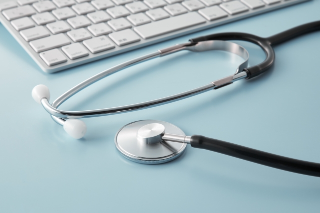 病院の机に置いてある聴診器