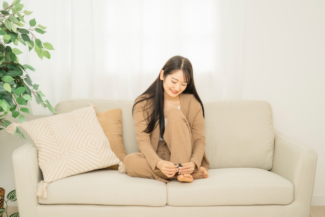 足の爪を切る女性の写真