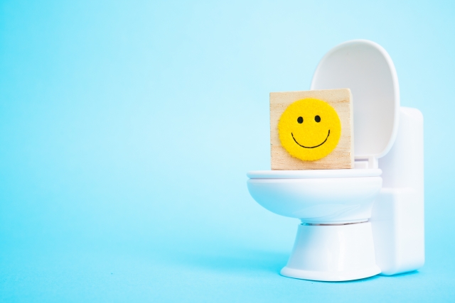 トイレの上にスマイルマークがある写真