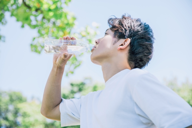 水分を摂取する男性の写真