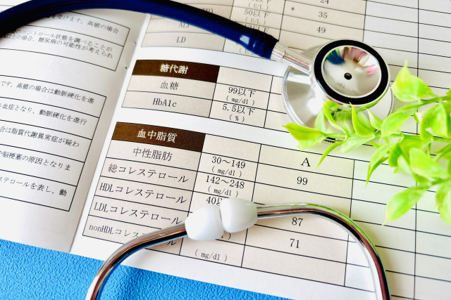 健康診断表と聴診器の写真