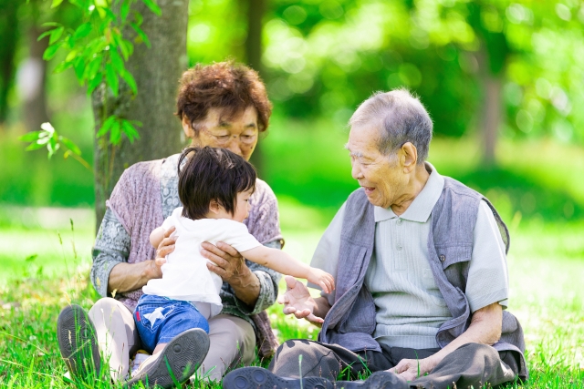 子どもとお年寄りが触れ合う写真
