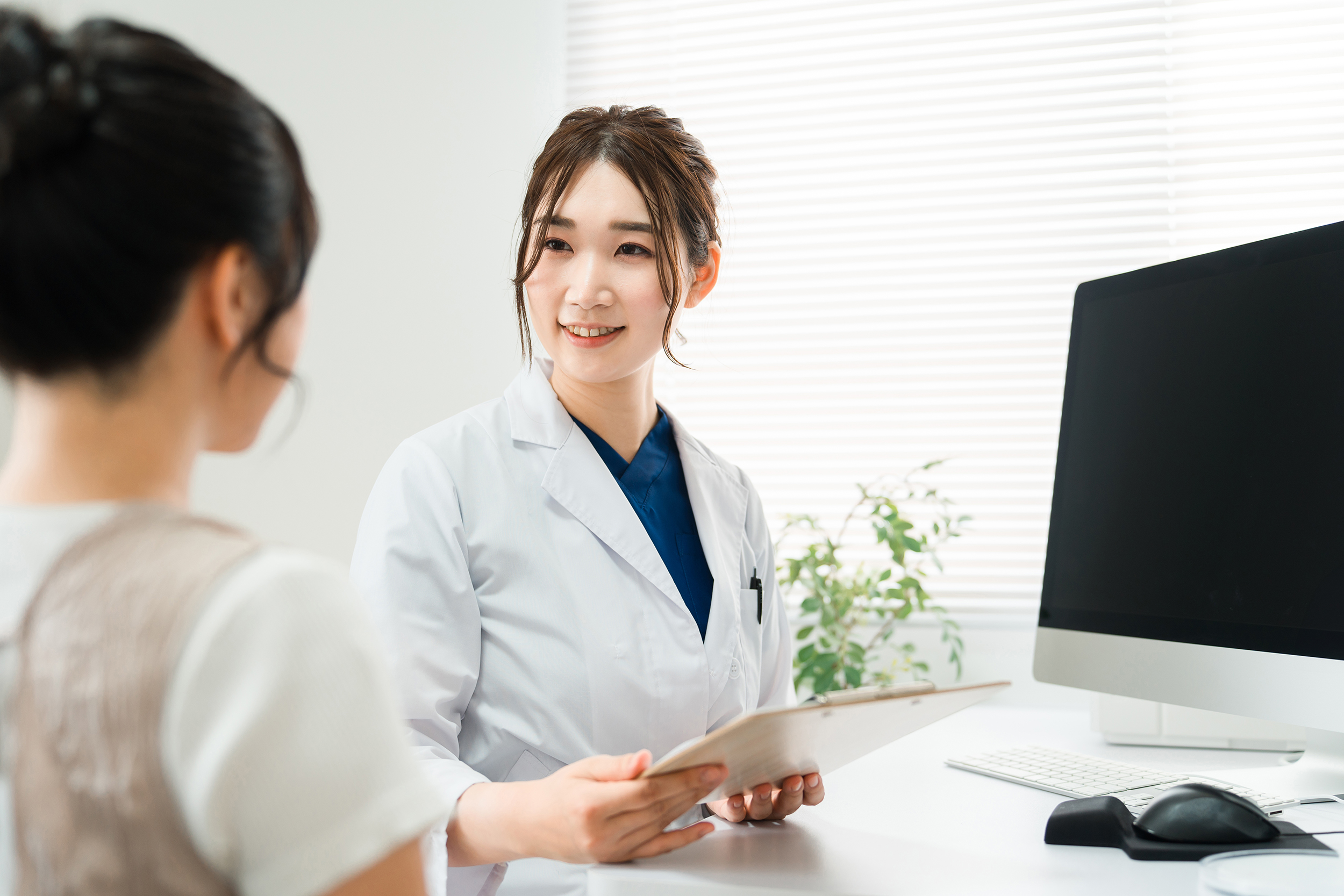 痒疹の患者を診察する皮膚科医の写真