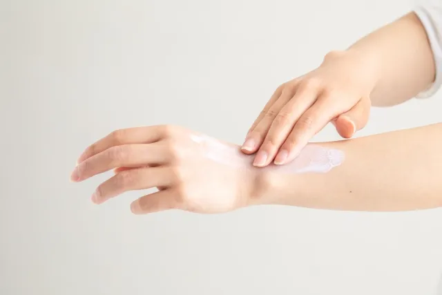 腕に保湿クリームを塗る様子