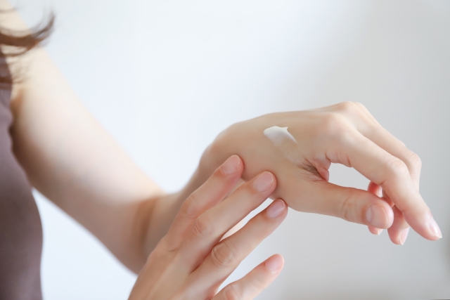 クリームを塗り、セルフケアをする手元の様子