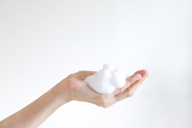 石鹸を手に乗せている様子