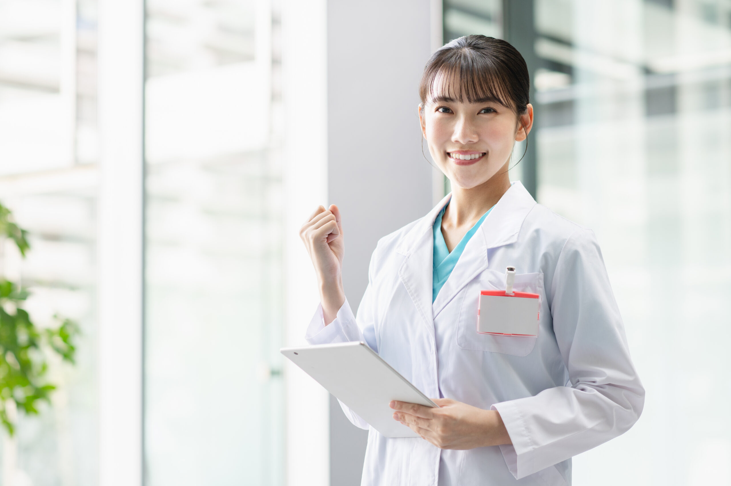 蕁麻疹の予防や日常生活での注意点について説明し、前向きな姿勢を示す医師のイメージ