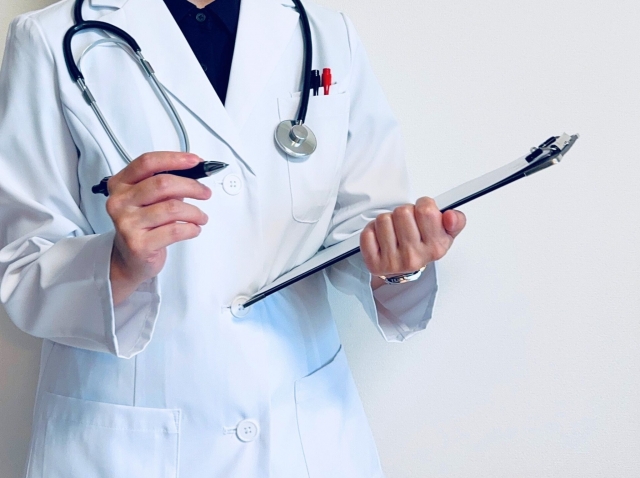 医師が患者に問診をしている様子