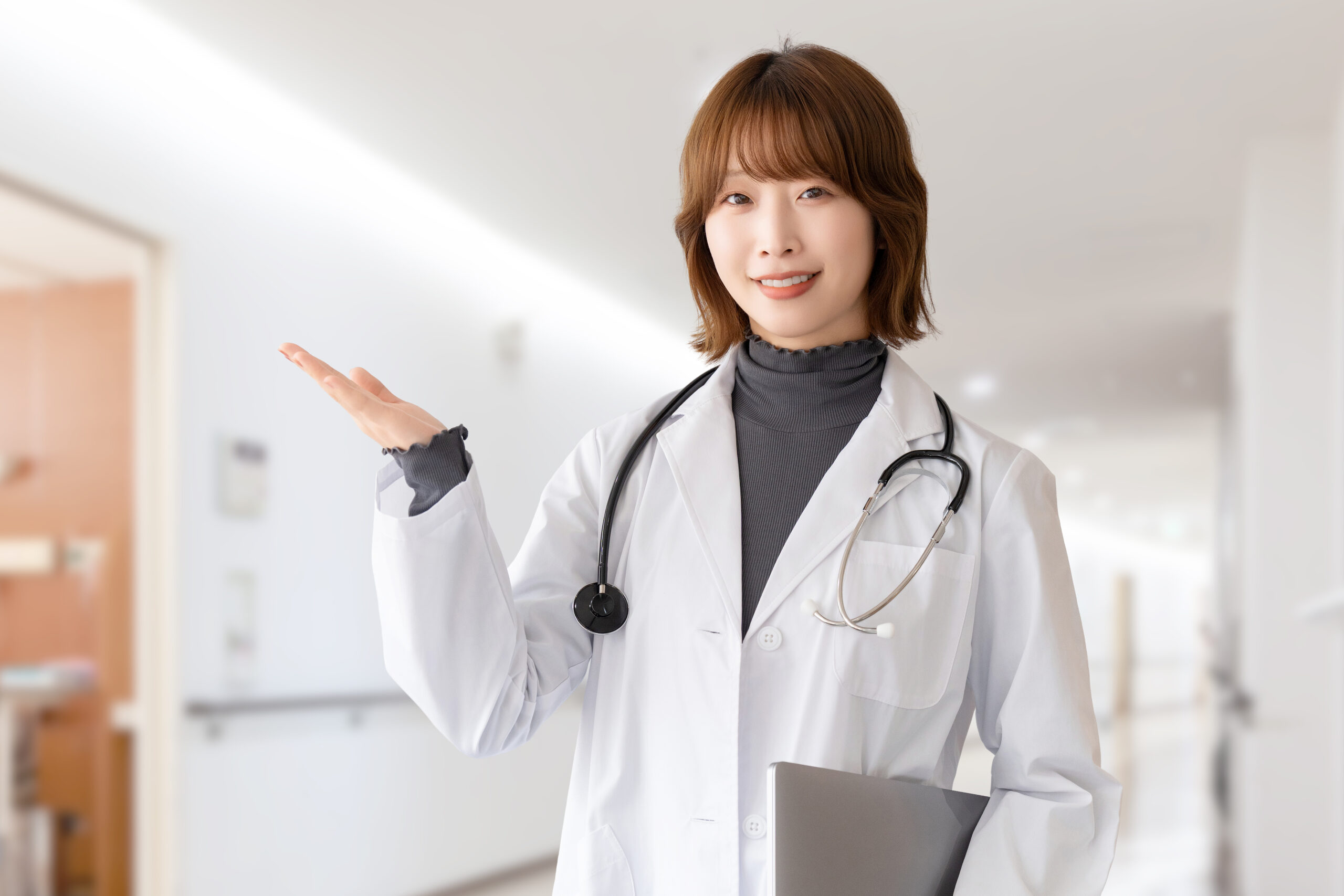 蕁麻疹の治療方法について説明する医師のイメージ。