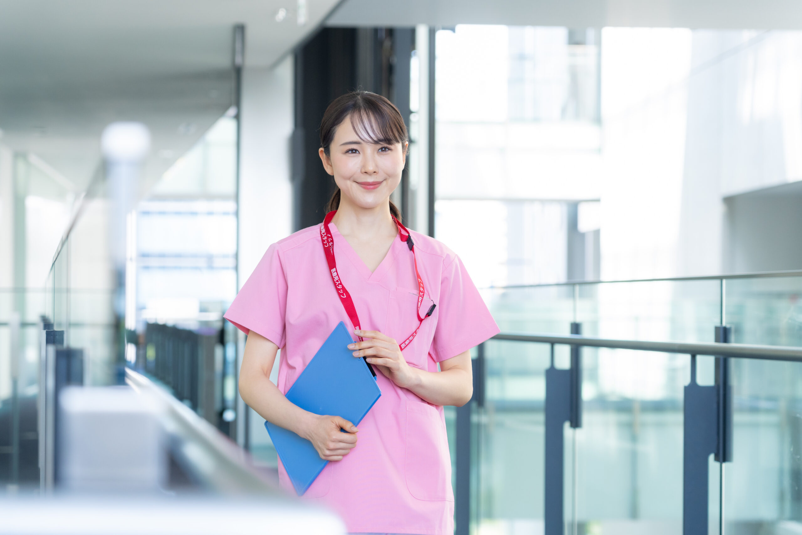 蕁麻疹についての注意点や受診の目安をまとめて説明する医師のイメージ。