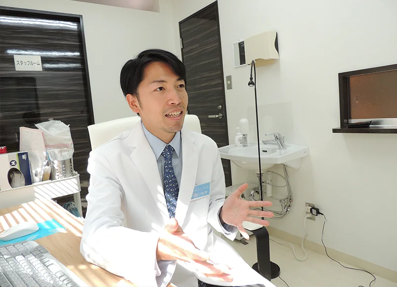 れいわクリニックの理事長が診察している様子