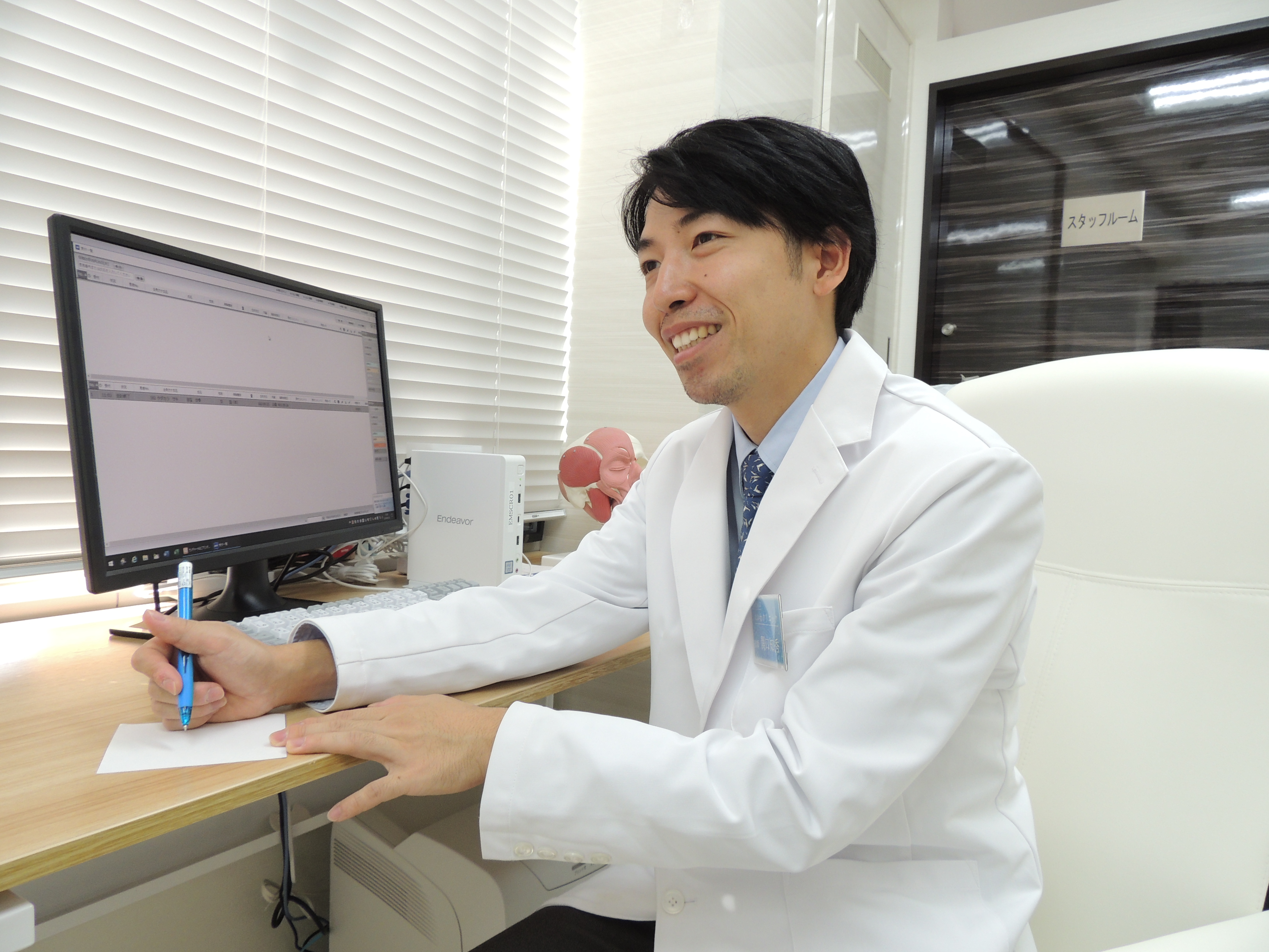 れいわクリニックの理事長が診察をしている様子