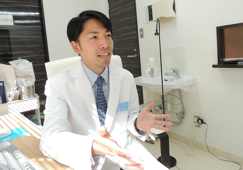 れいわクリニックの医師がカウンセリングをしている様子