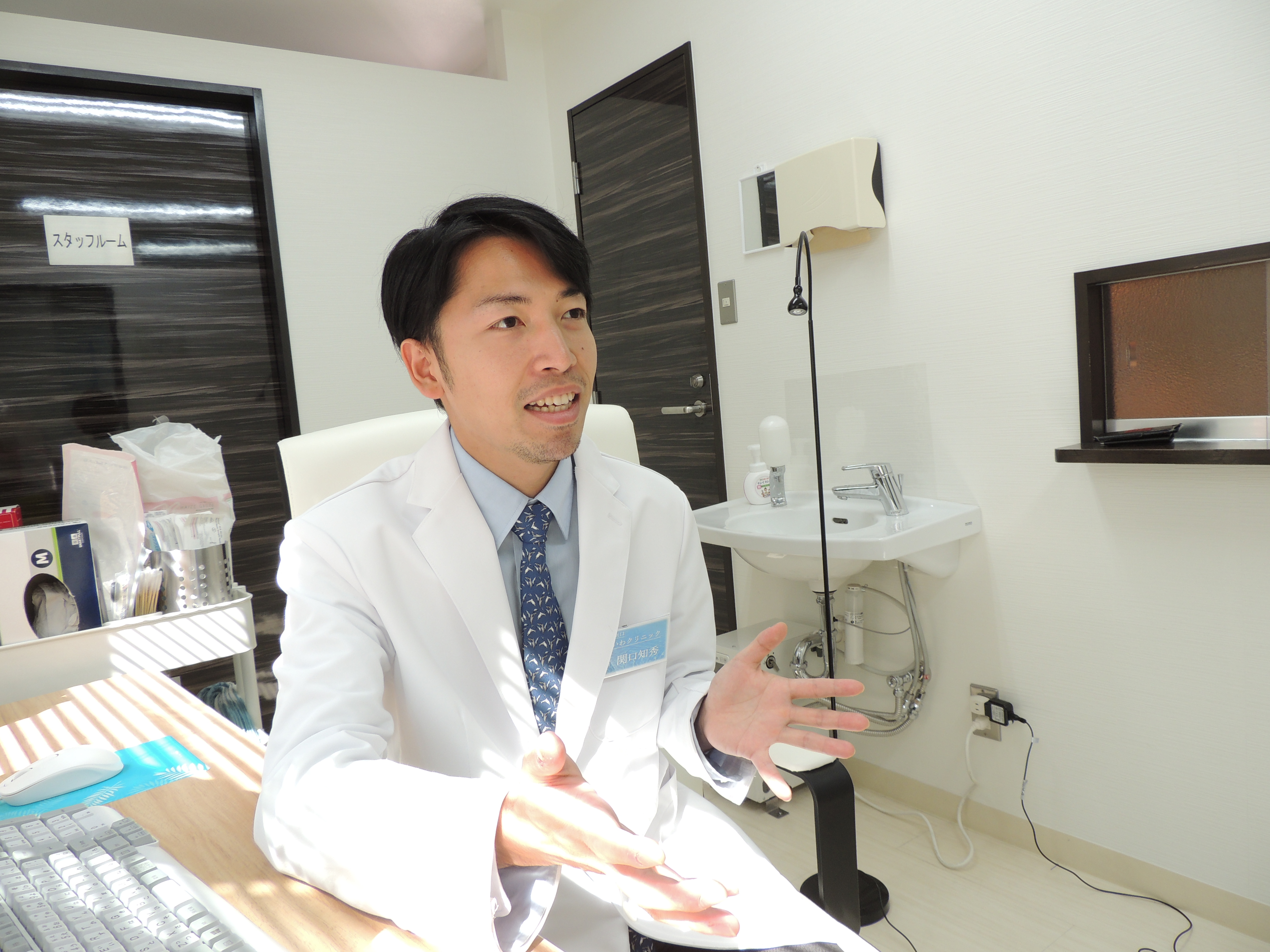 れいわクリニックの理事長がカウンセリングをしている様子