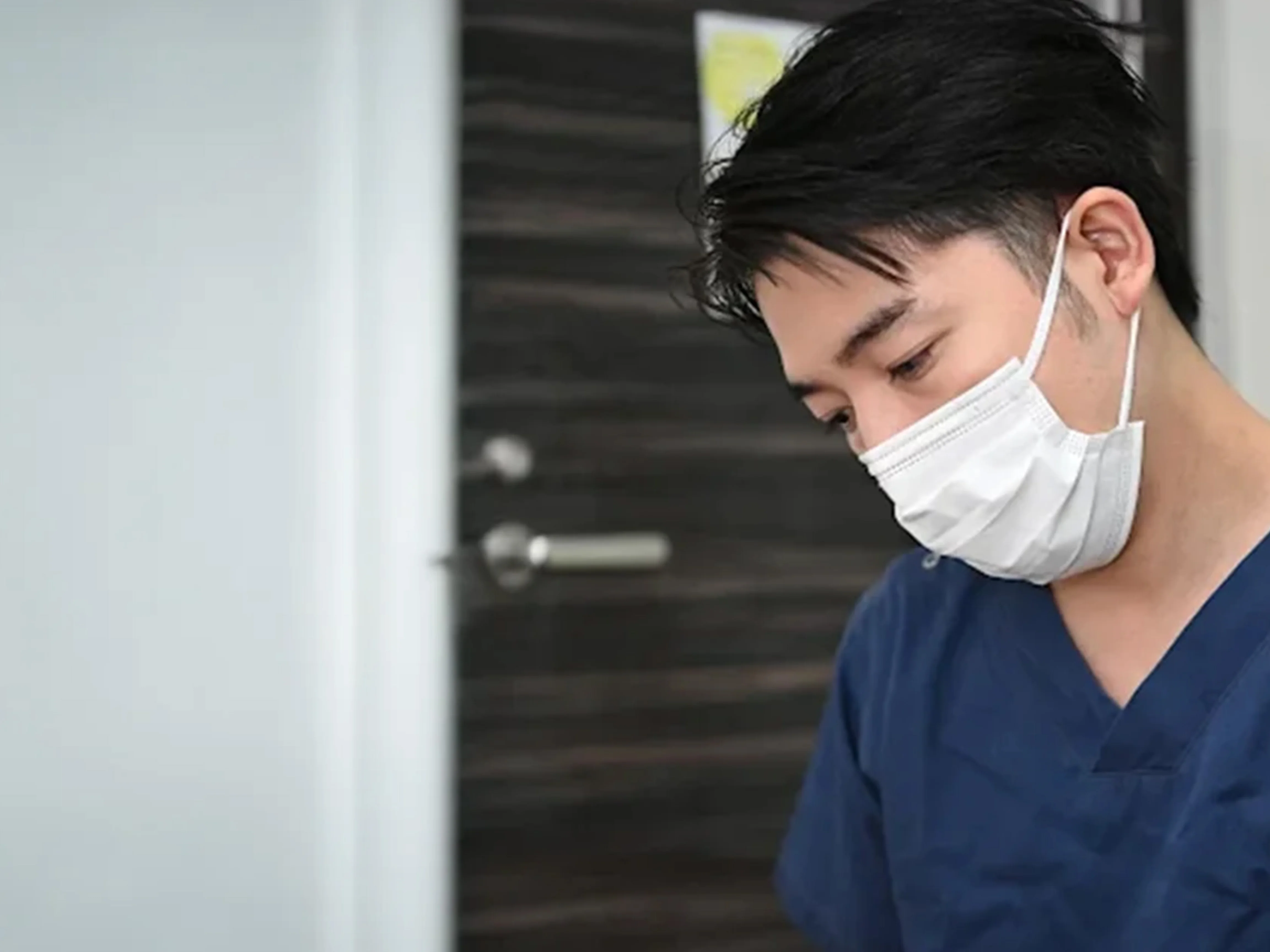 れいわクリニックの理事長が婦人科形成施術のデザインをしている様子