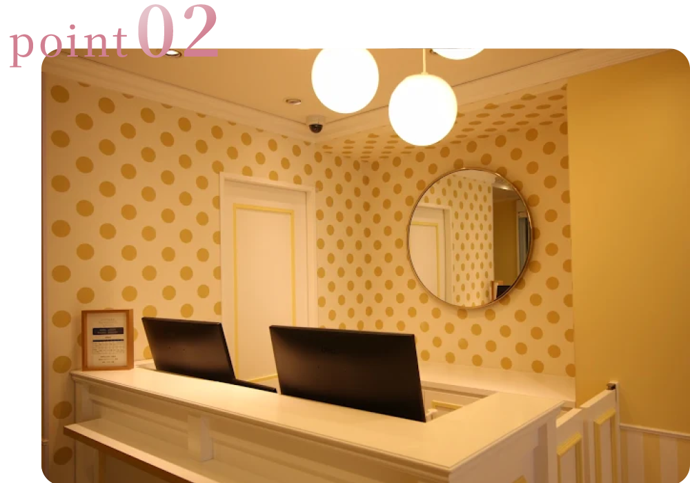 会計にまつわるものが机に置かれた様子