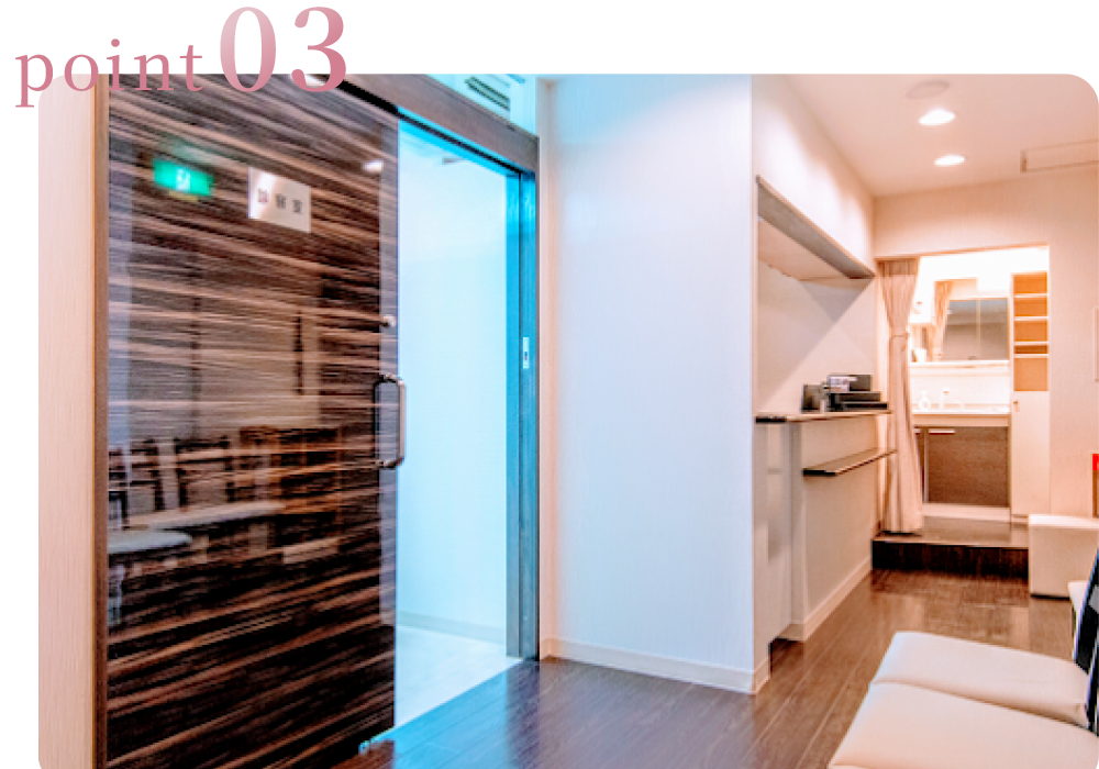 医師と患者様が握手をしている様子