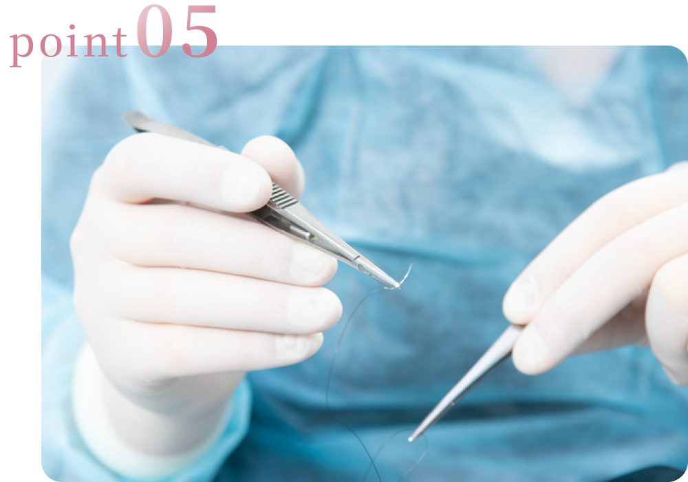 溶ける糸を使って手術している様子