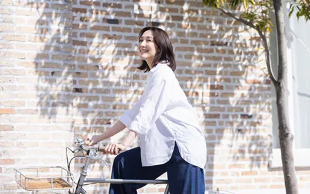 下着の擦れから解放され笑顔で快適に過ごす女性