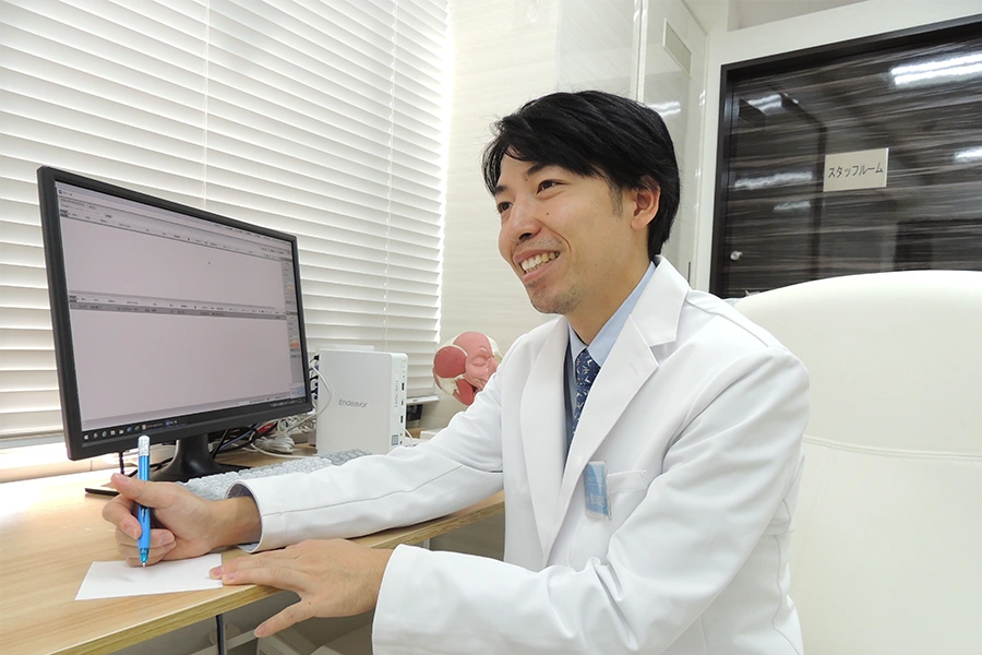れいわクリニック理事長関口知秀が患者さまと施術について話をしている様子