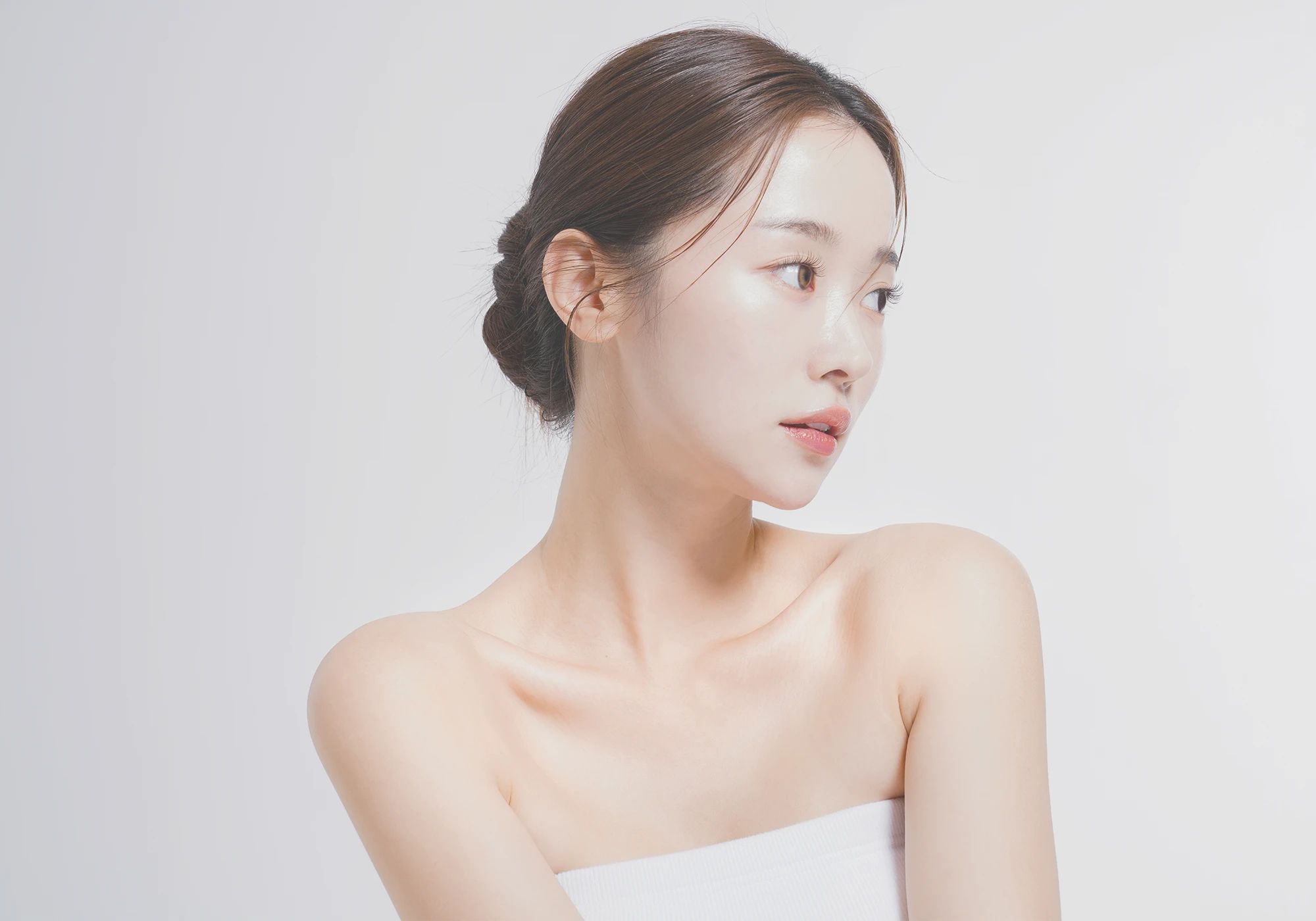 フェイスラインがきれいな女性の写真