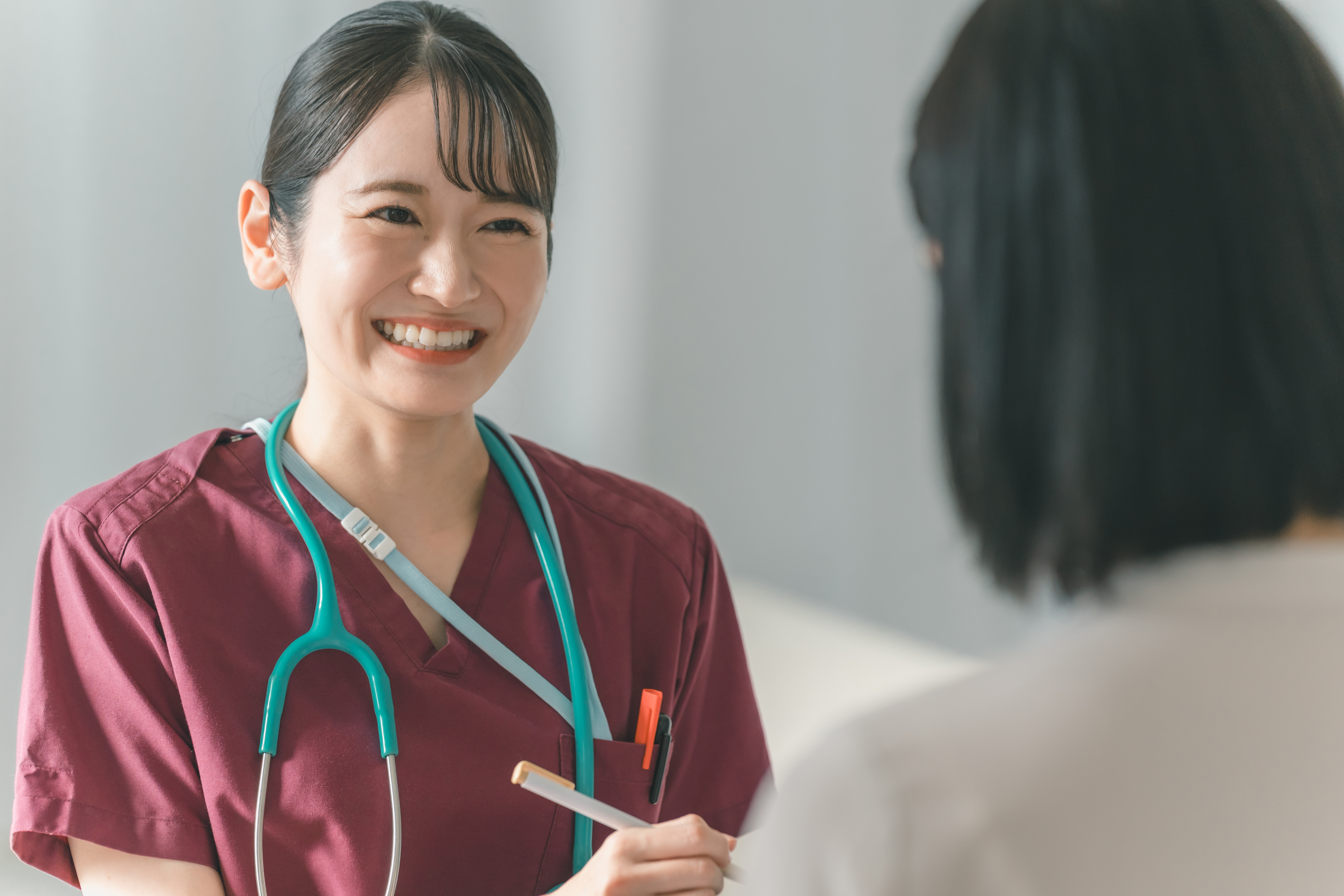 看護師が患者さまのお悩みを聞いている様子