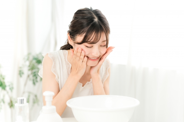 患者さまが洗顔をしてメイクや皮脂を落としている様子