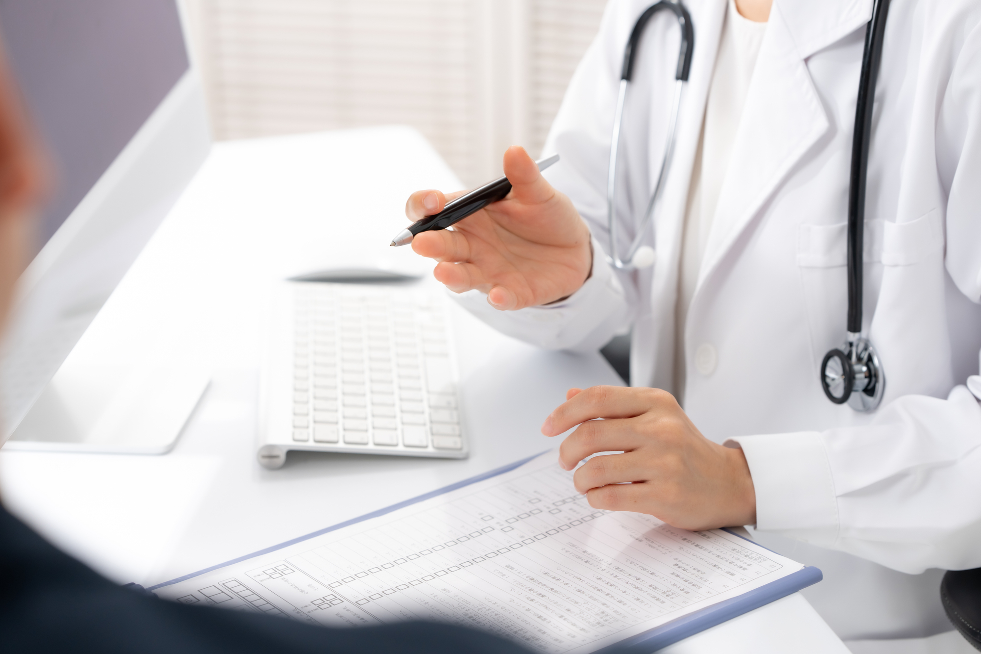 医師が治療方針について話している様子