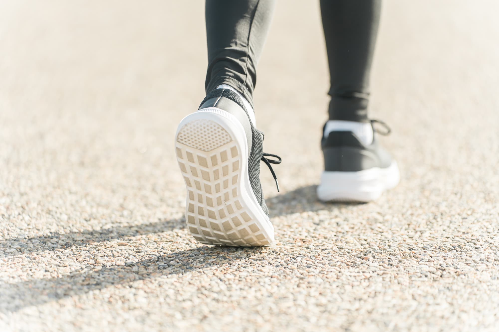 治療をして元気に歩けるようになった人の足元