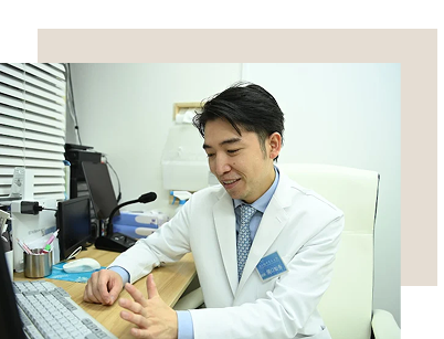 れいわクリニックの理事長が患者さまを診察している様子