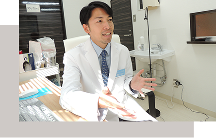 れいわクリニックの理事長が患者様に合った治療法を提案している様子