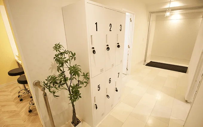 施術後にゆっくりと身支度ができる大きな鏡のあるメイクブース