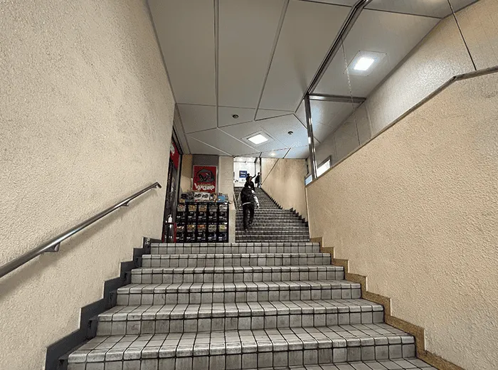地上へ向かって階段を上がっていく様子