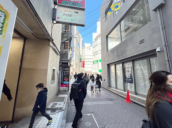 地上に上がってすぐ左へ進む様子
