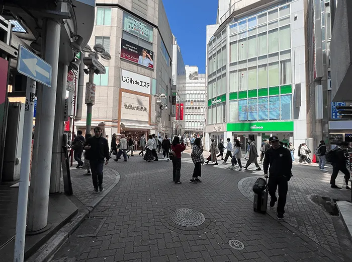 渋谷センター街の交差点に向かう様子