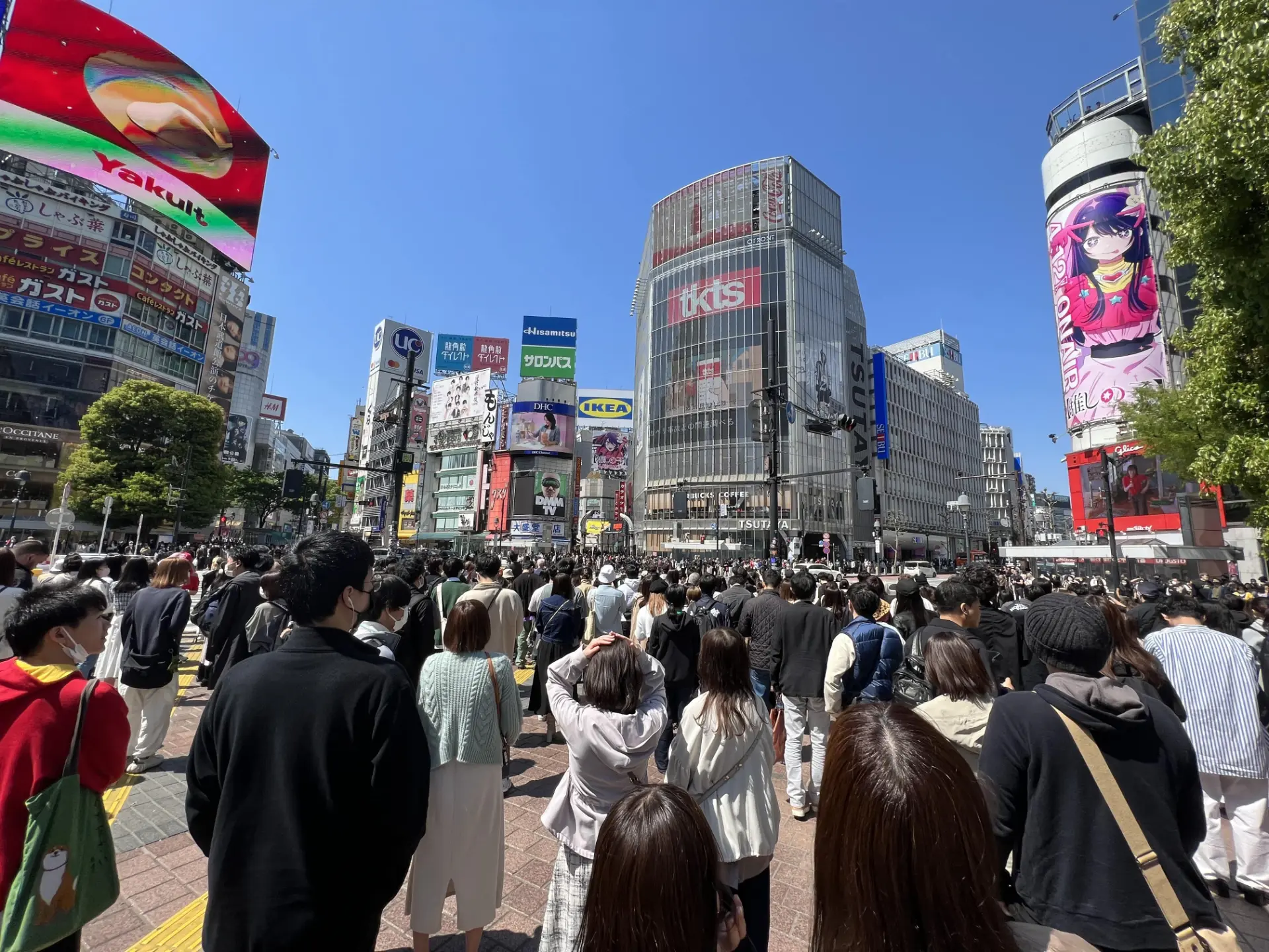 渋谷スクランブル交差点に向かって直進します