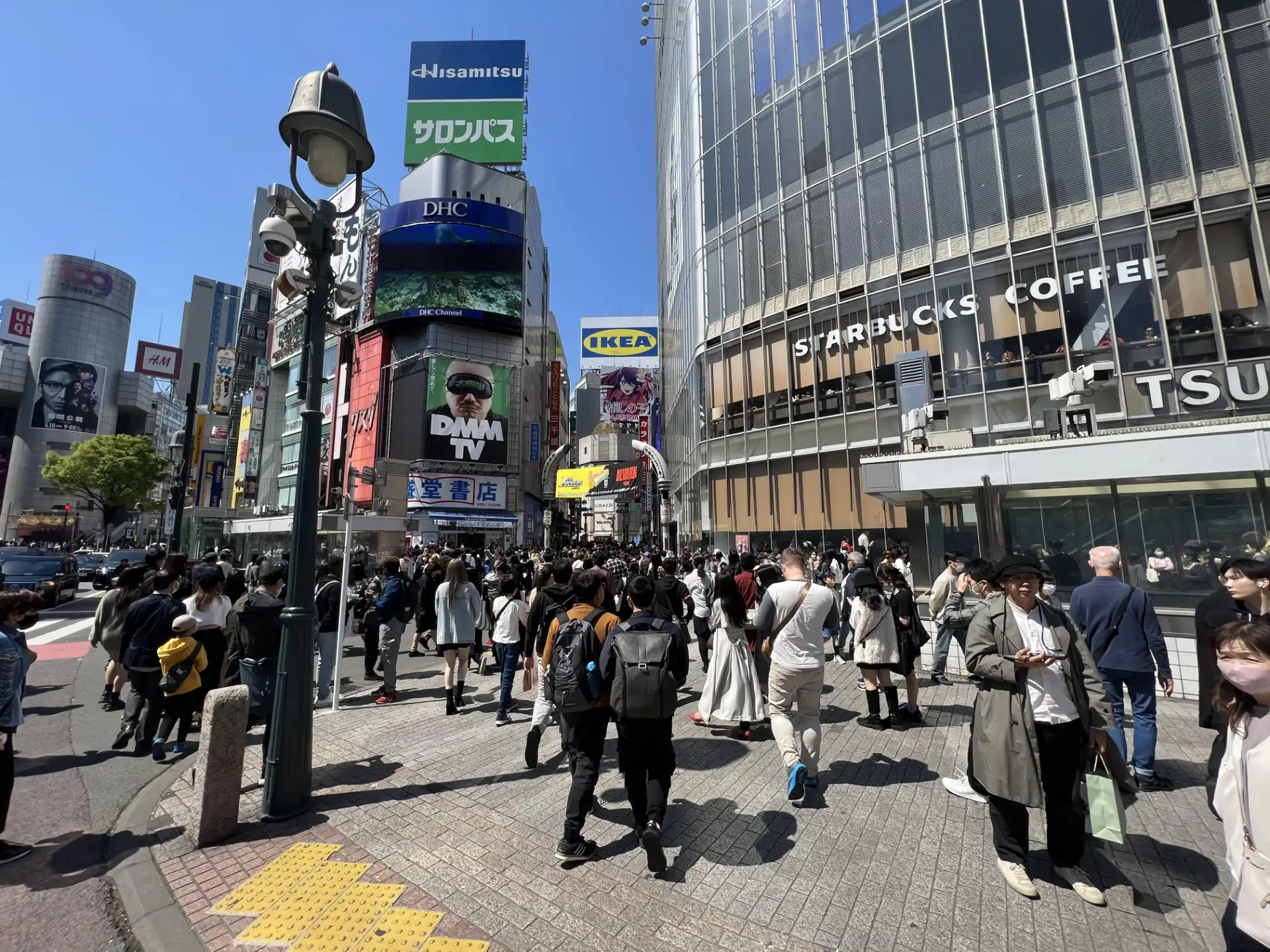 スクランブル交差点を渡って渋谷センター街方面へ進みます