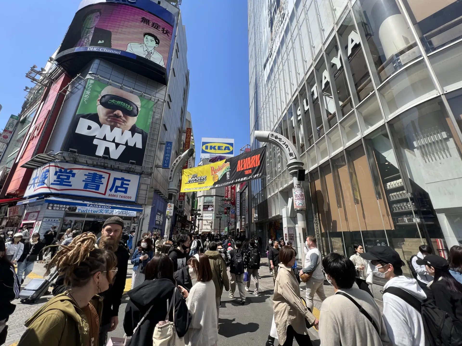 渋谷センター街の入り口看板をくぐります