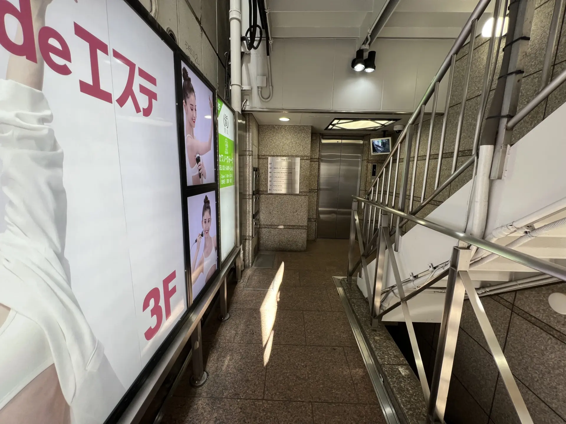 ビルのエントランス内部へ進みます