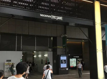 改札を背に右方向へ進み高島屋方面の下りエスカレーターへ向かう様子