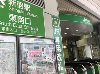 JR新宿駅の東南口改札を出たところの様子