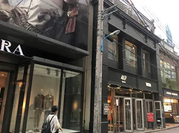 ZARAなどのアパレルショップがある通りを真っ直ぐに進む様子