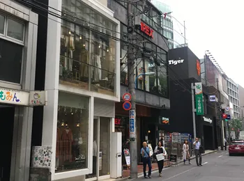 緑色のりそな銀行の看板が見えてくる様子