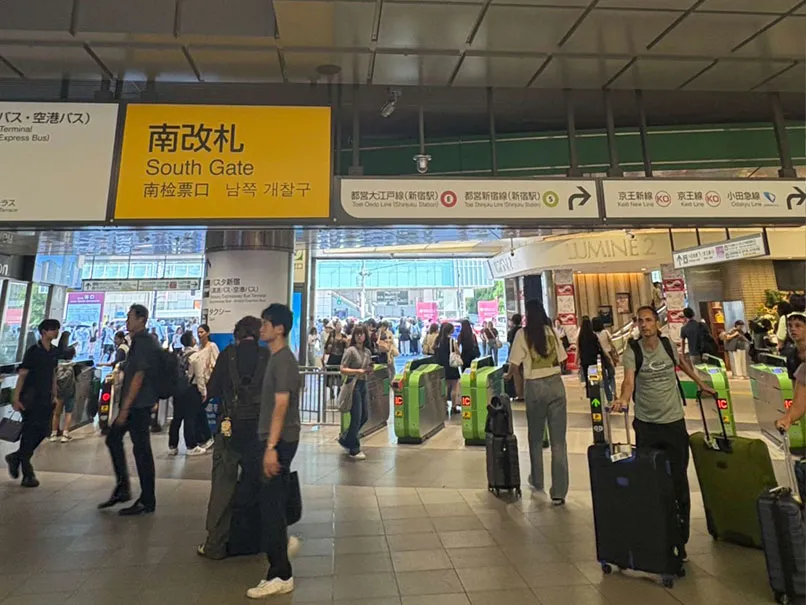 JR新宿駅の南口改札を出たところの様子