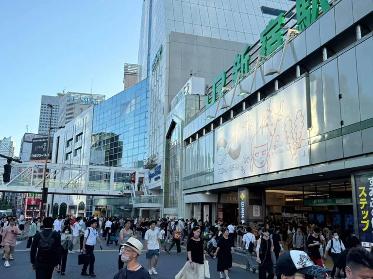 新宿駅南口を出て右方向（西口・甲州街道方面）へ向かう様子