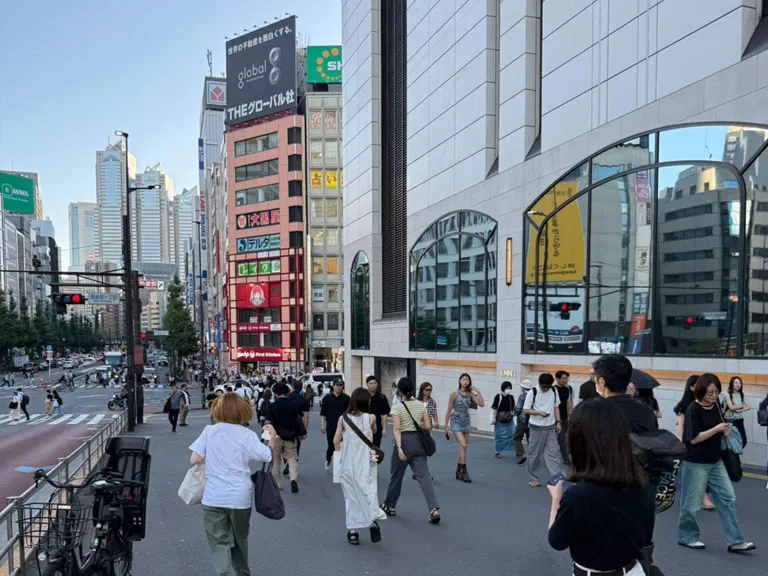 右手にルミネ1を見ながらそのまま歩道を直進する様子
