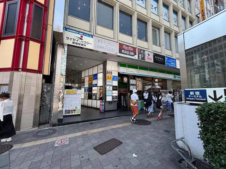 横断歩道を渡りきった後、右方向へ進む様子