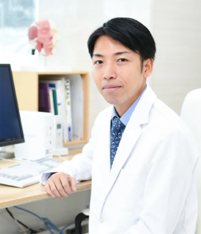 新宿新南口れいわクリニックで診察デスクに座る男性医師の近影