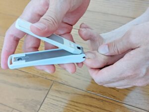 足の爪を切る